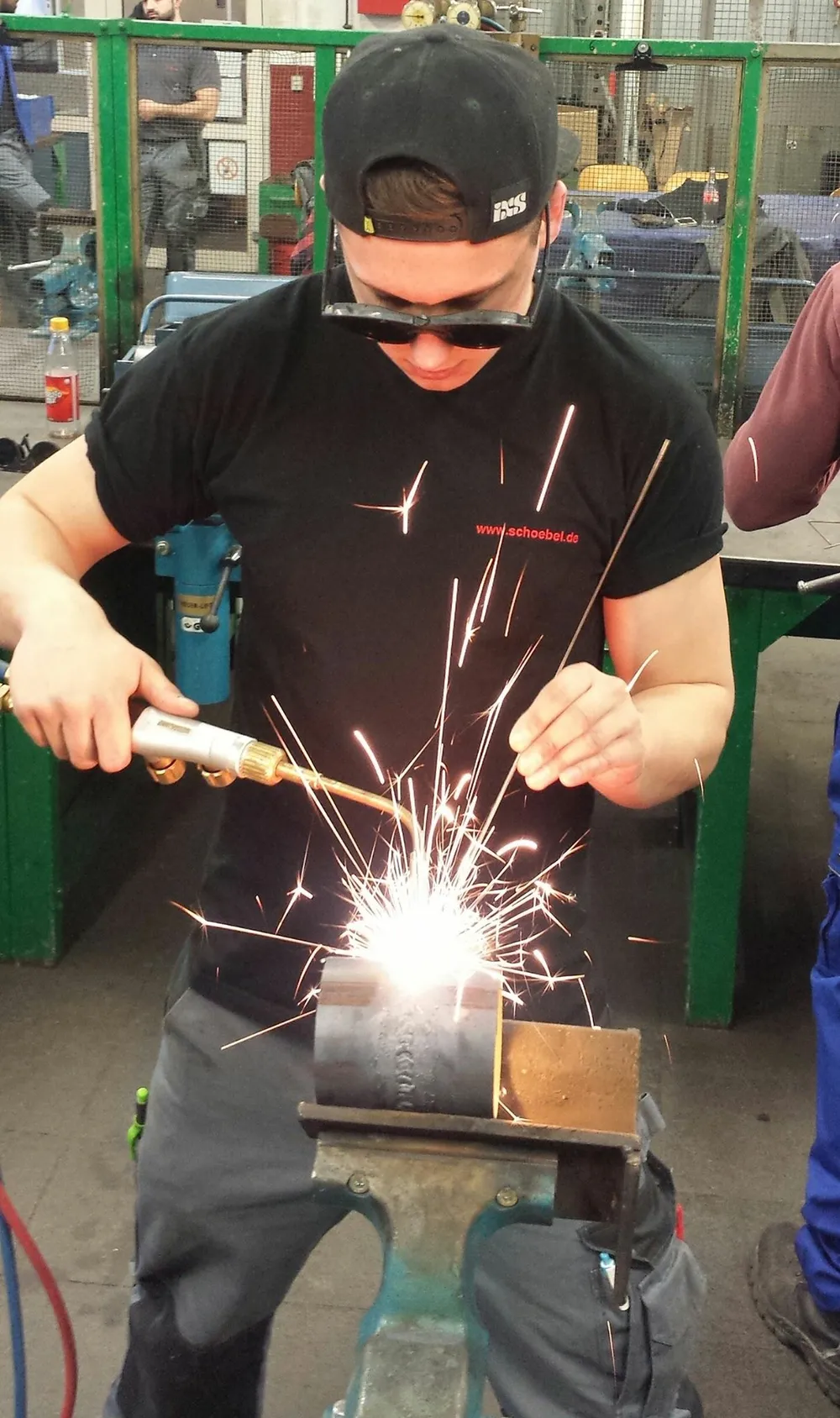 Noah in der Ausbildung beim Schweißen, Funken fliegen