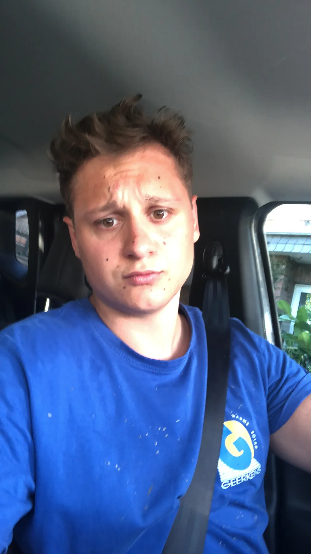 Noah als Monteur im Auto nach der Baustelle, Gesicht und Shirt voller Dreck